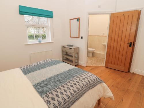 シーハウシズにあるLittle Ternのベッドルーム1室(ベッド1台付)、バスルーム(窓付)が備わります。