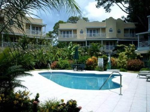 - une piscine en face d'une maison dans l'établissement 26 Margate Gardens, à Bridgetown