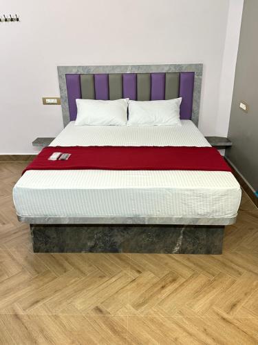 a large bed in a room with a wooden floor at OM LINGESWARAN HOME STAY Tiruvannamalai in Tiruvannāmalai