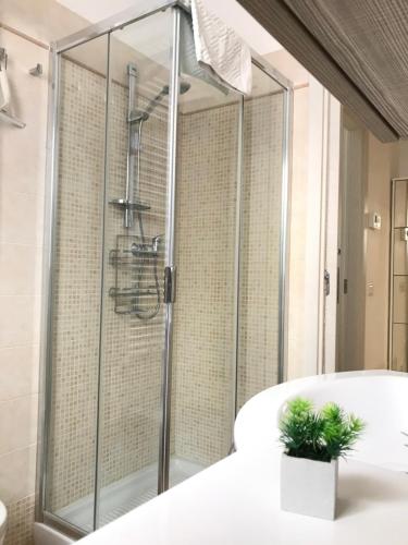 y baño con ducha y puerta de cristal. en Casa Giorgia, en Venecia