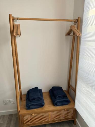 une chambre avec deux coussins bleus sur une étagère en bois dans l'établissement Appartement Plein Centre, à Saint-Brévin-les-Pins