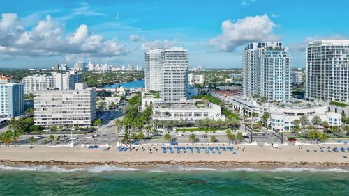 vistas aéreas a la playa y a los edificios en Nautica - Ocean View & Rooftop Pools! by Newman Hospitality, en Fort Lauderdale