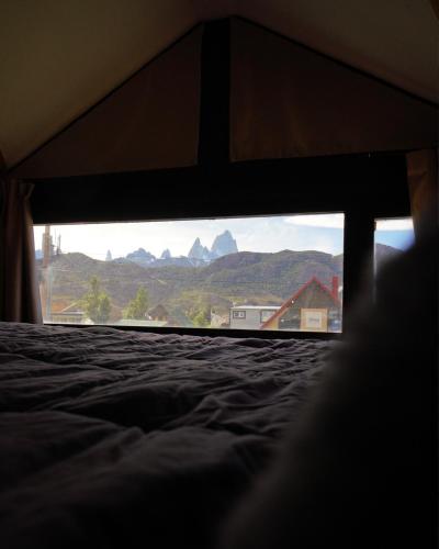 a window in a room with a view of mountains at Güer Aike Mejor Tiny house c/ vista al Fitz Roy in El Chalten
