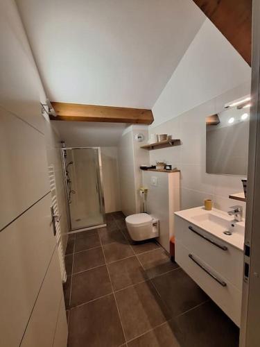 une petite salle de bain avec toilettes et lavabo dans l'établissement Appartement 3 pièces vue mer, à Bastia