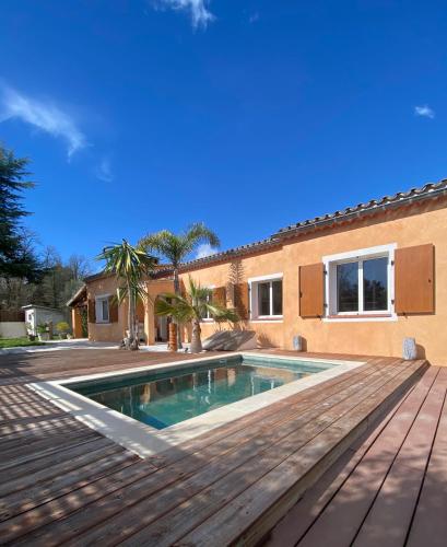 une maison avec une piscine et une terrasse en bois dans l'établissement Valbonne, villa avec piscine, à Valbonne