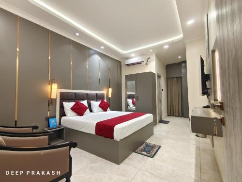 מיטה או מיטות בחדר ב-Hotel Nutan Clarks, Sitamarhi