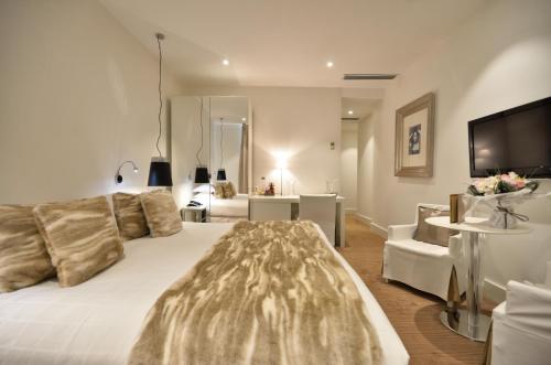 Gallery image of Hotel Renoir in Cannes