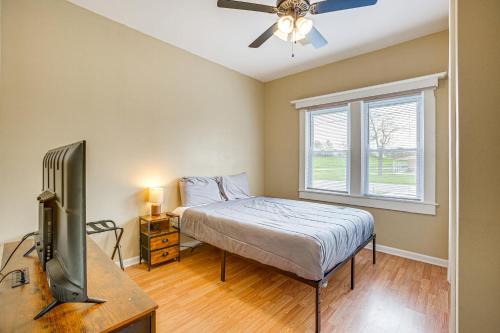 1 dormitorio con 1 cama, TV y ventana en Hahnville Vacation Rental Near Chemical Plants, 