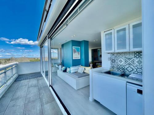une cuisine et un salon avec vue sur l'océan dans l'établissement PGH N30 - Centre-Ville, Roof-Top & Parking Privé, à La Grande Motte