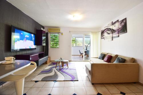 una sala de estar con un sofá y una mesa en Freda, en Marigot
