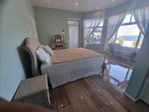 um quarto com uma cama e vista para o oceano em Crystal Resort em St Mary