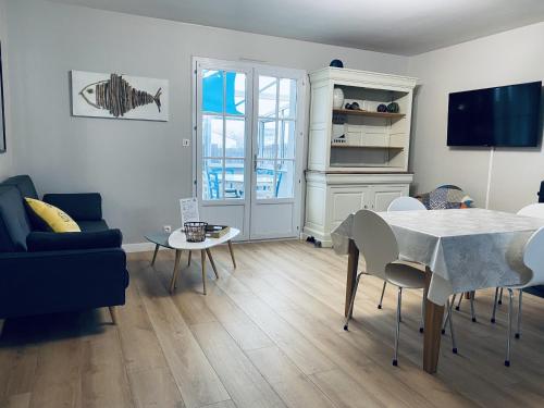 - un salon avec une table et un canapé dans l'établissement Sympathique maison sur l’île de Noirmoutier, à Barbâtre