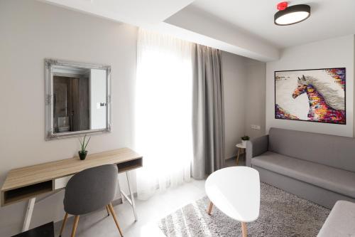 ein Wohnzimmer mit einem Sofa und einem Tisch in der Unterkunft Comfort City Suites & Rooms in Larisa