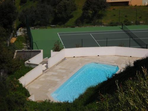 普羅普里亞諾的住宿－T3 en rdj pour 6 pers dans résidence avec piscine，游泳池和网球场的顶部景色