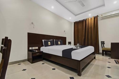 a large bedroom with a large bed and a desk at Tipsyy Heritage Heights in Jaipur