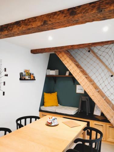 une salle à manger avec une table et un canapé dans l'établissement Maison, Largentière LESCALEYEST, à Largentière