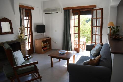 un salon avec un canapé et une table dans l'établissement Μαγευτική Περδικιώτικη Μεζονέτα, à Perdika