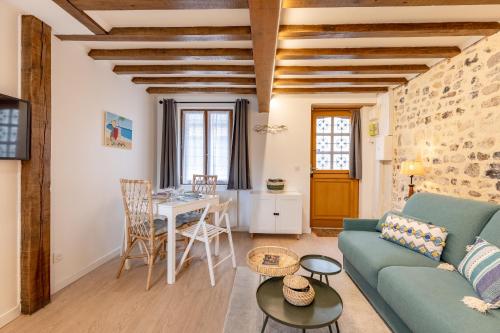 un salon avec un canapé et une table dans l'établissement AU 56 - CENTRE VILLE - QUARTIER SAINT-LÉONARD, à Honfleur