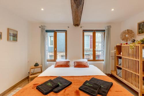 une chambre avec un lit avec deux oreillers dessus dans l'établissement AU 56 - CENTRE VILLE - QUARTIER SAINT-LÉONARD, à Honfleur