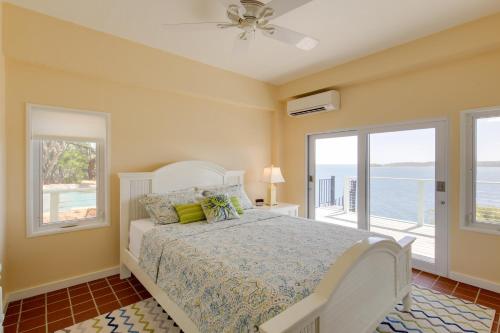 1 dormitorio con 1 cama y vistas al océano en Sea La Vie about Waterfront St Thomas Escape with Pool, en Nazareth