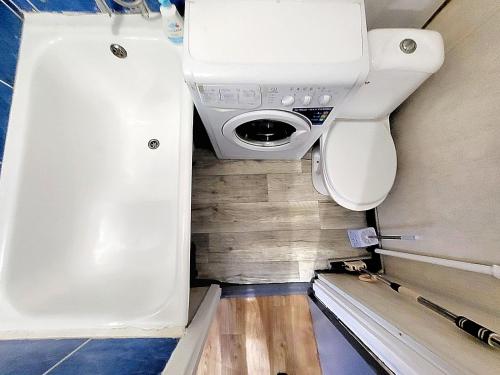 małą łazienkę z toaletą i umywalką w obiekcie Квартира в центрі Драгоманова 64, центр міста, шпиталь, швидка на Антоновича, 16лікарня, шпиталь w mieście Dniepr