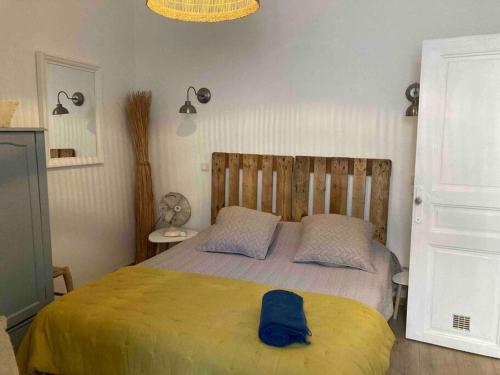 - une chambre avec un lit doté d'un chapeau bleu dans l'établissement Appartement Cosy tout confort au cœur de ville., à Sète