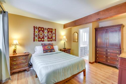 1 dormitorio con 1 cama grande y 2 mesitas de noche en Arnold Cabin with Hot Tub and Community Lake Access!, en Arnold
