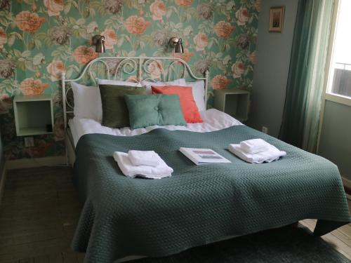 um quarto com uma cama com toalhas em Lustigsgården Boutique Hotel em Rättvik