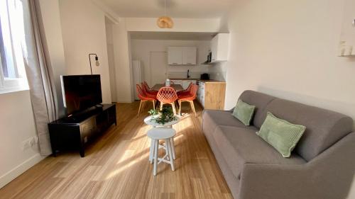 un salon avec un canapé et une table dans l'établissement POIS3OUEST - Vast apartment at Poissonnière 8P, à Paris