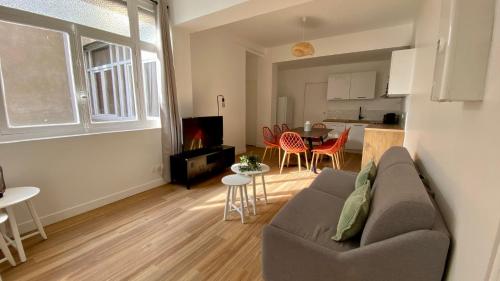 un salon avec un canapé et une table dans l'établissement POIS3OUEST - Vast apartment at Poissonnière 8P, à Paris