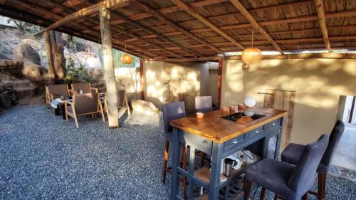 Zimmer mit einem Tisch, Stühlen und einem Tisch in der Unterkunft ESPACIO AMAITÀ in Villa Carlos Paz