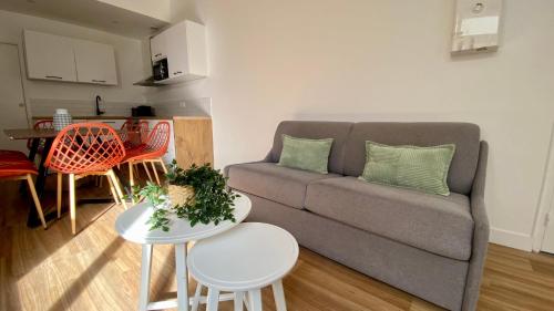 un salon avec un canapé et une table dans l'établissement POIS3OUEST - Vast apartment at Poissonnière 8P, à Paris