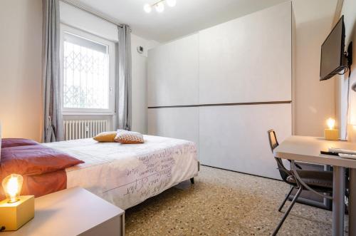 1 dormitorio con cama, escritorio y ordenador en B&B Corsini, en Bolonia