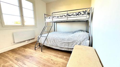 - une chambre avec des lits superposés et du parquet dans l'établissement VILLA LANDES ANGELES - Maison avec piscine à 6km de l'océan, à Mimizan