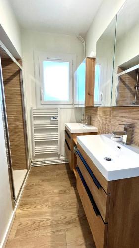 une grande cuisine avec un évier et une fenêtre dans l'établissement VILLA LANDES ANGELES - Maison avec piscine à 6km de l'océan, à Mimizan