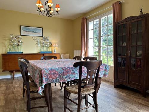une salle à manger avec une table et des chaises et une fenêtre dans l'établissement 611 - Maison 9 couchages, proche du Cap d'Erquy, à Erquy