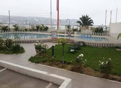 un parque con una valla blanca y un jardín en Condominio Don Lorenzo, en Coquimbo
