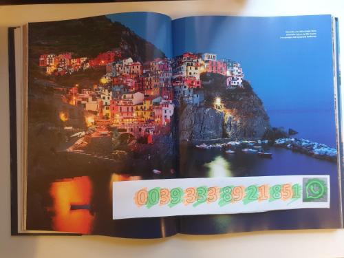 un libro con una foto de una ciudad en Vacation Home Tuscany Filettole 2, en Filettole