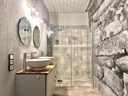 ein Bad mit einem Waschbecken und einer Glasdusche in der Unterkunft 80qm Luxus Apartment mit großer Terrasse in Saarbrücken