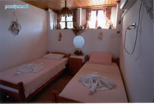 Zimmer mit 2 Betten und 2 Fenstern in der Unterkunft The Hotel Cafe Bistro in Ortaca