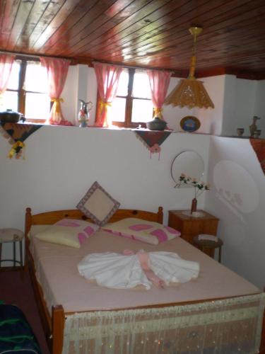 ein kleines Schlafzimmer mit einem Bett mit rosa Vorhängen in der Unterkunft The Hotel Cafe Bistro in Ortaca
