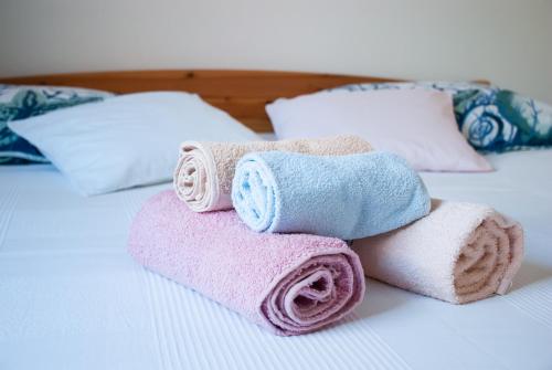 einen Stapel Handtücher auf dem Bett in der Unterkunft Apartments Viki in Kruševo