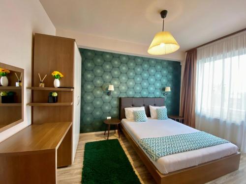 1 dormitorio con 1 cama con pared verde en Best View Summerland, en Mamaia