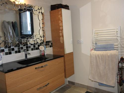 uma casa de banho com um lavatório e um espelho em Appartement Argelès-sur-Mer, 3 pièces, 4 personnes - FR-1-309-429 em Argelès-sur-Mer