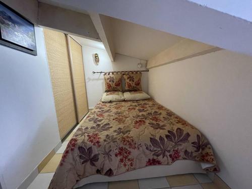 une petite chambre avec un lit dans une petite pièce dans l'établissement Appartement 4 pers, piscine, parking, climatisé, proche plage, salle de sport et commodités - FR-1-723-136, au Cap d'Agde