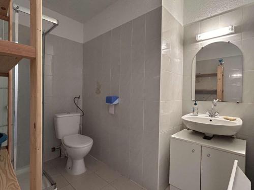 une salle de bain avec toilettes et lavabo dans l'établissement Appartement 2 pièces avec terrasse, 4 couchages, parking, accès wifi - Banyuls-sur-Mer - FR-1-225C-139, à Banyuls-sur-Mer