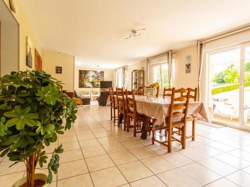 une salle à manger avec une table et des chaises dans l'établissement Maison au calme avec grand jardin, proche plages et chocolaterie, idéale familles et randonneurs - FR-1-376-119, à Beussent