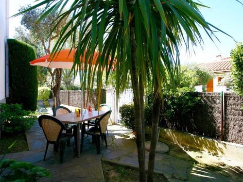 Agréable T2 RDC avec terrasse, proche plage et commerces - FR-1-776-79