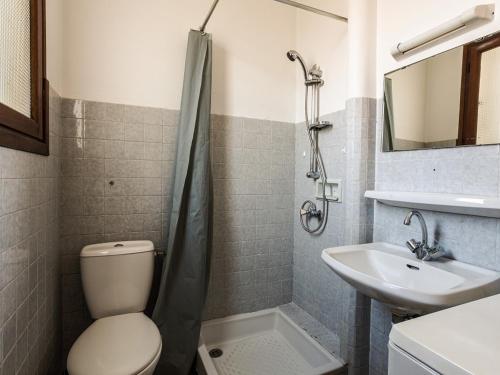 une salle de bain avec toilettes et lavabo dans l'établissement Agréable T2 RDC avec terrasse, proche plage et commerces - FR-1-776-79, à Saint-Cyprien
