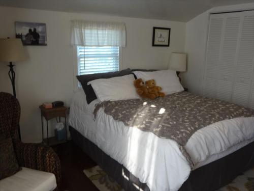 Un pat sau paturi într-o cameră la Single Family House With Private Beach Access